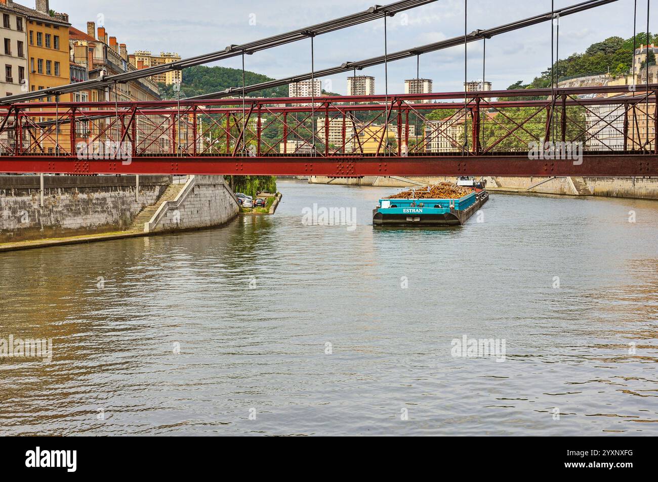 Maestoso commercio fluviale: Grandi chiatte sul Saône a Lione Foto Stock