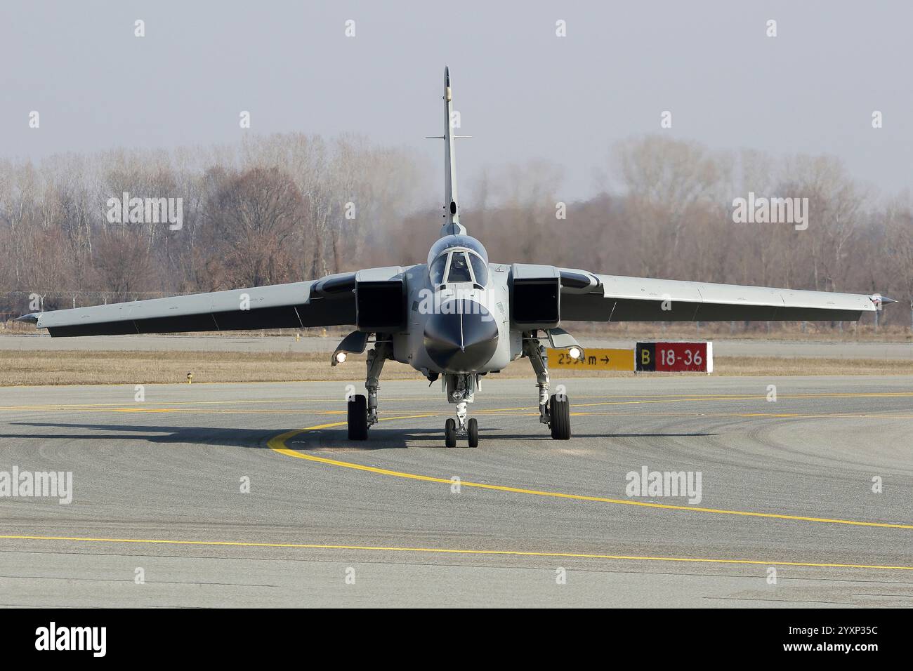 Tornado IDS-MLU aerei da combattimento dell'Aeronautica militare Italiana che rullano in pista. Foto Stock