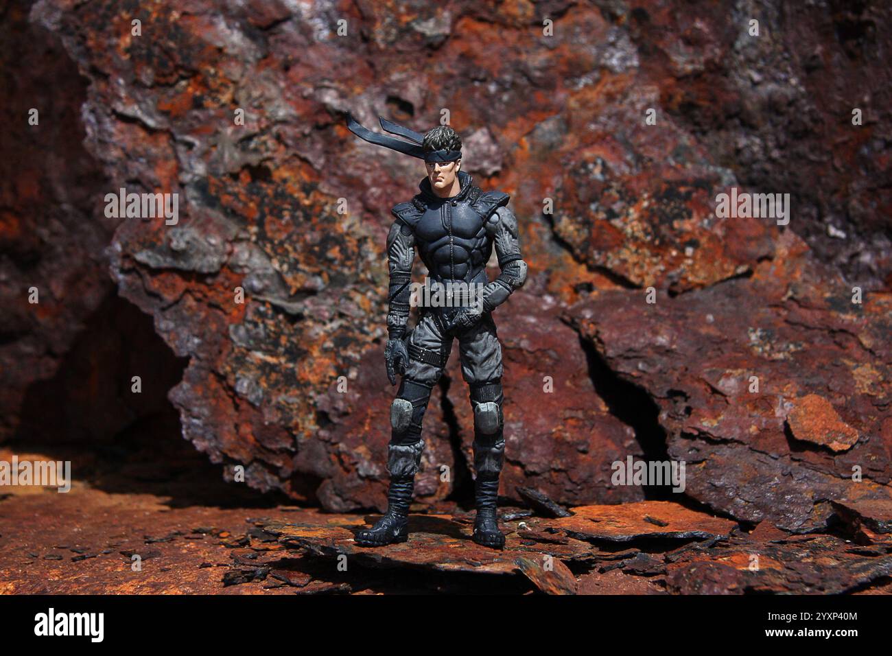 Metal Gear Solid Action Figure scena esterna con sfondo in metallo arrugginito Vista completa Foto Stock