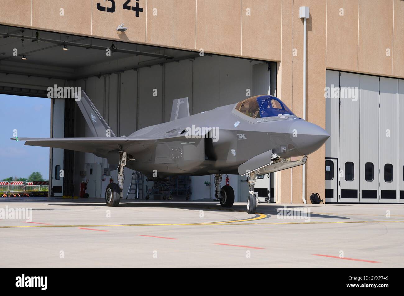 Un F-35A dell'Aeronautica militare che esce dal suo hangar. Foto Stock