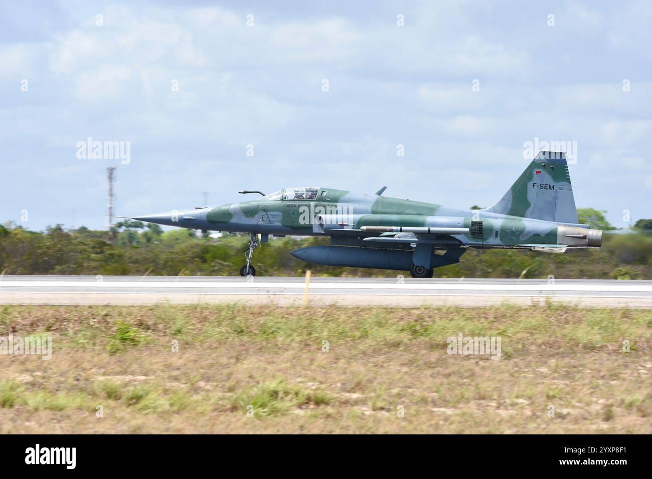 Un aereo F-5EM dell'Aeronautica militare brasiliana in decollo. Foto Stock