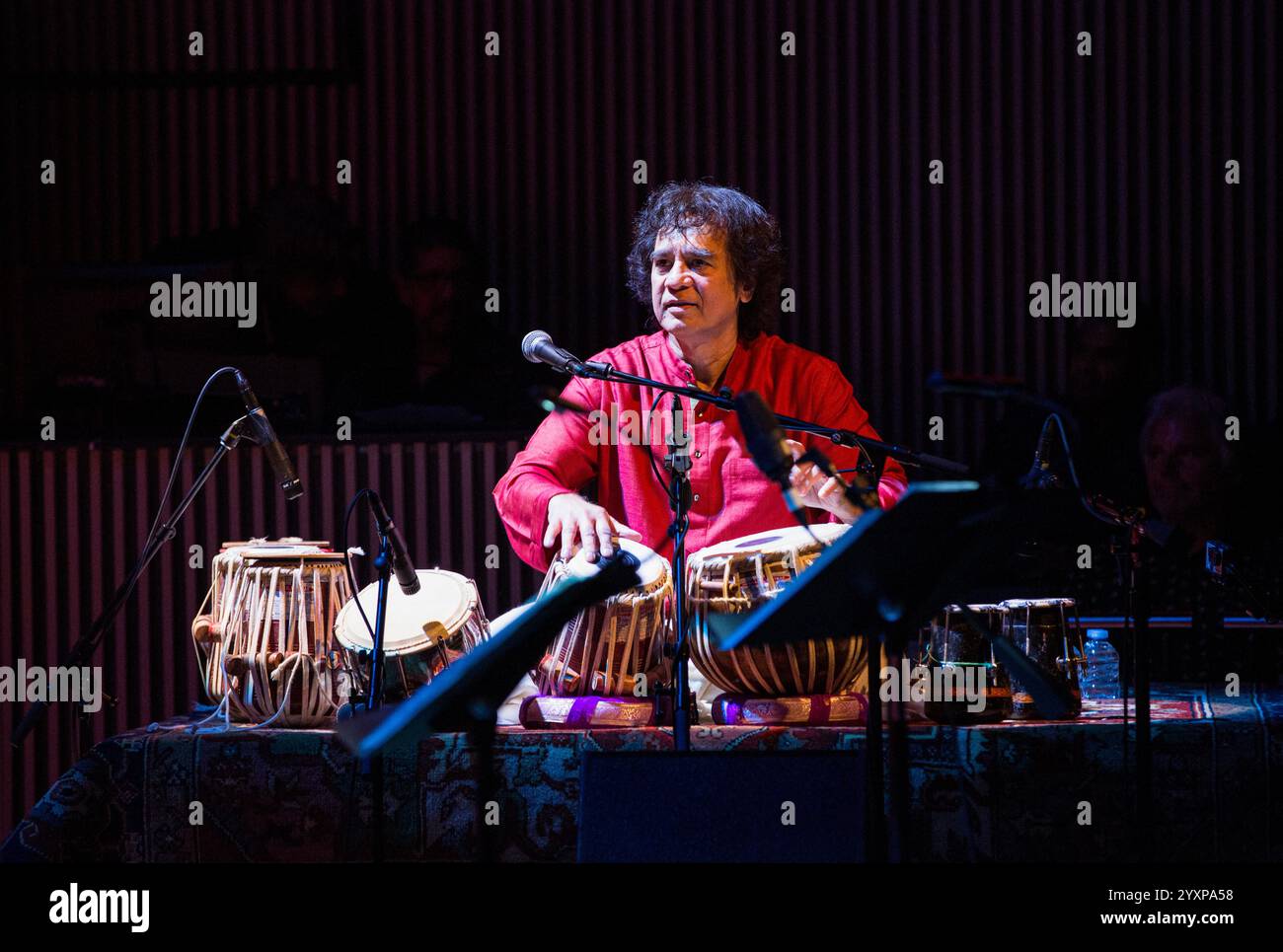 Zakir Hussain è morto ieri. Era un maestro tabla e ha portato la musica classica indiana nel mondo. Si è esibito con innumerevoli musicisti provenienti da tutto il mondo. Aveva 73 anni. Foto Stock