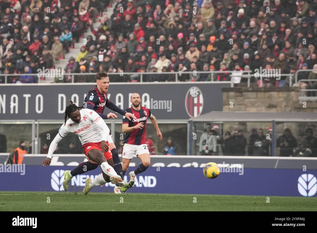 Bologna, Italia. 15 dicembre 2024. Moise Kean della Fiorentina segna un gol, ma l'arbitro Michael Fabbri annulla il gol durante la partita di serie A Enilive 2024/2025 tra Bologna e Fiorentina - serie A Enilive allo Stadio Renato DallÕAra - Sport, calcio - Bologna, Italia - domenica 15 dicembre 2024 (foto di massimo Paolone/LaPresse) crediti: LaPresse/Alamy Live News Foto Stock