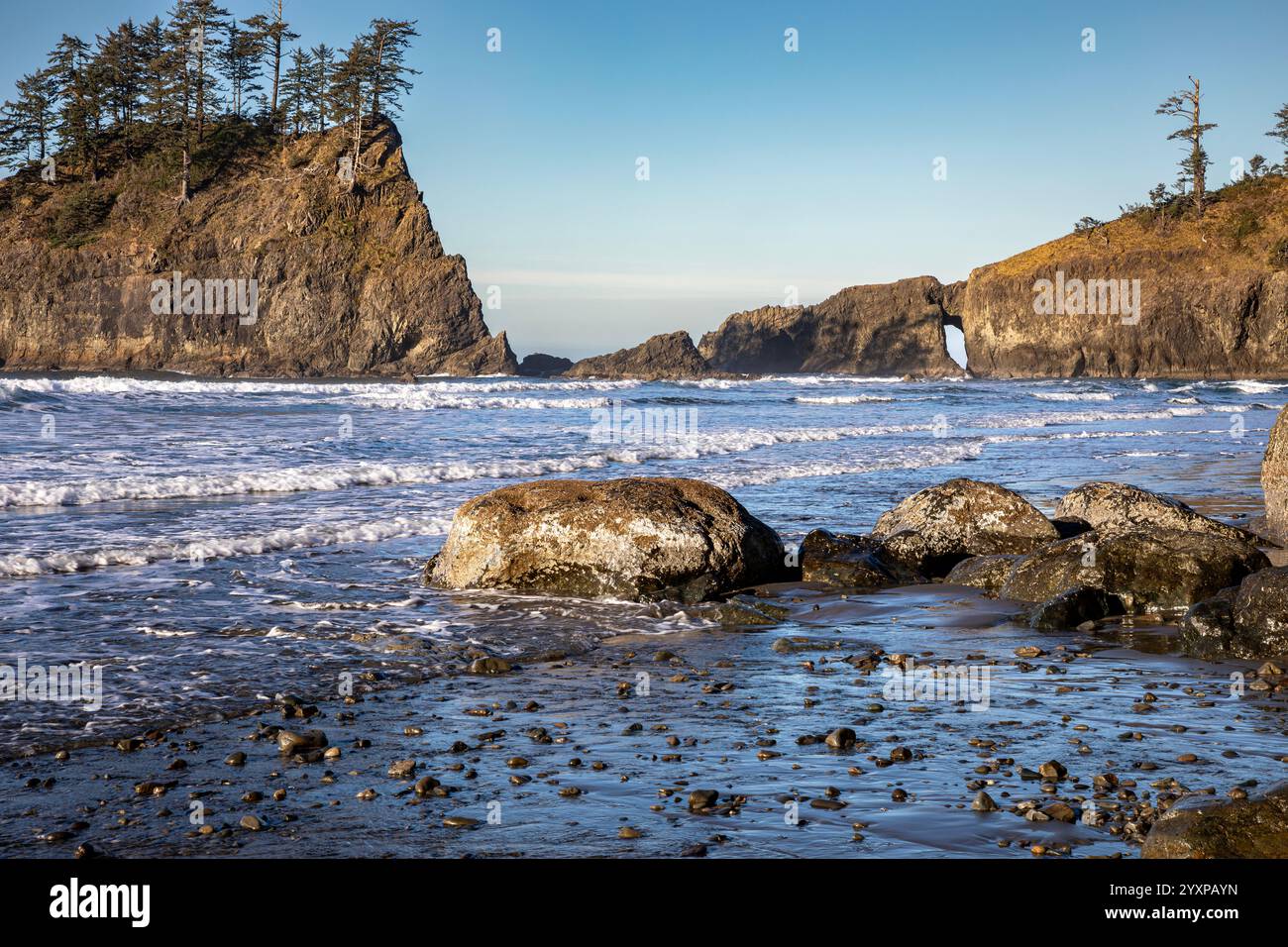 WA25945-00...WASHINGTON - Crying Lake Rock e un arco naturale visto da Second Beach nell'Olympic National Park. Foto Stock