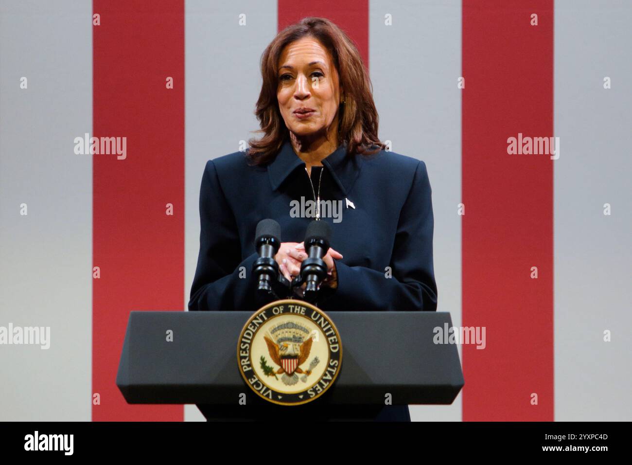 Largo, Maryland, Stati Uniti. 17 dicembre 2024. Vicepresidente Kamala Harris che parla al Proscenium Theater of the Performing Arts Center al Prince George's Community College di largo, MD. (Immagine di credito: © Evan Golub/ZUMA Press Wire) SOLO PER USO EDITORIALE! Non per USO commerciale! Crediti: ZUMA Press, Inc./Alamy Live News Foto Stock