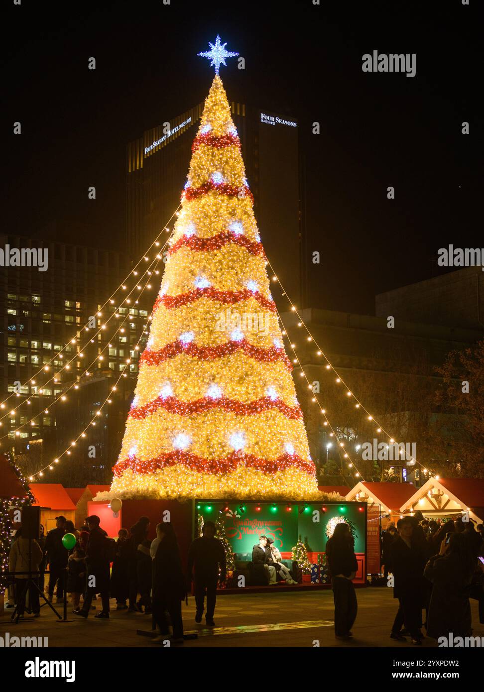 Seoul, Corea del Sud. 17 dicembre 2024. Un grande albero di Natale viene installato durante l'evento Seoul Winter Festa a Gwanghwamun Square a Seoul. Il Light Festival ''˜Seoul Winter Festa' si svolge dal 13 dicembre al 5 gennaio 2025 e illumina sei luoghi iconici di Seoul, tra cui Gwanghwamun e Cheonggyecheon Stream, nell'arco di 24 giorni. Crediti: ZUMA Press, Inc./Alamy Live News Foto Stock