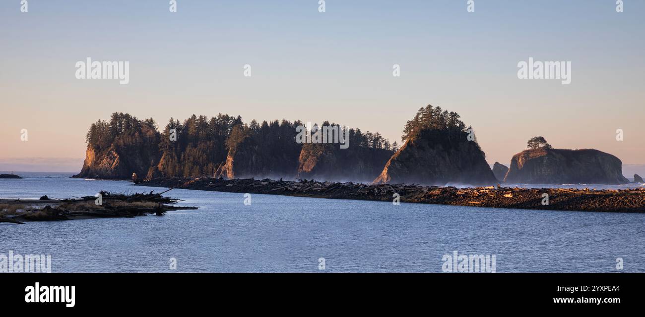 WA25986-00...WASHINGTON - luce mattutina su James Island dalle rive del fiume Quillayute. Foto Stock