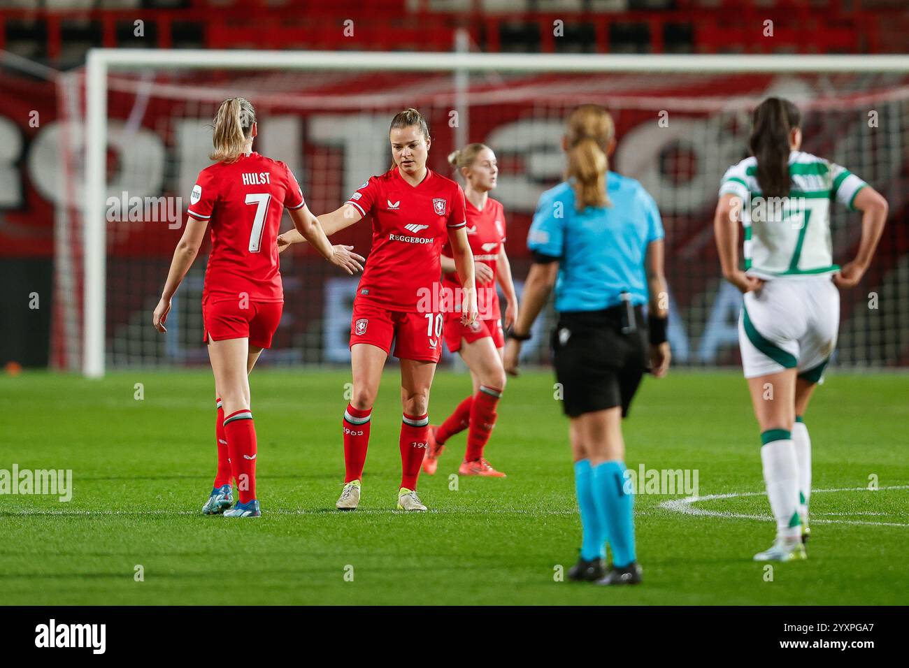 Enschede, Paesi Bassi. 17 dicembre 2024. ENSCHEDE, Stadium De Grolsch veste, 17-12-2024, stagione 2024/2025, UEFA Champions League femminile. Durante la partita Twente - Celtic (donne), la giocatrice del FC Twente Kayleigh van Dooren (m) festeggia il gol segnato crediti: Pro tiri/Alamy Live News Foto Stock