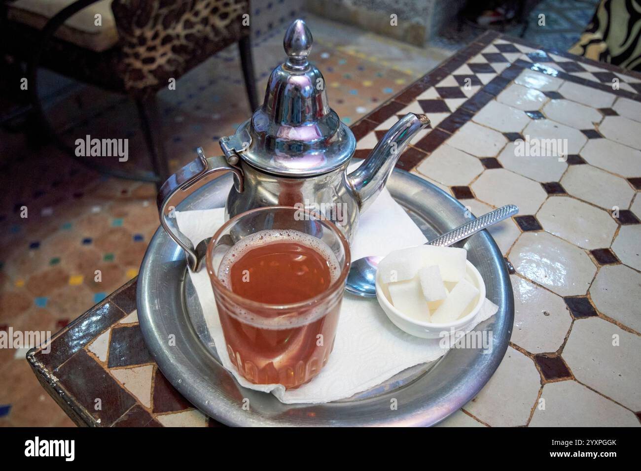 tè alla menta marocchino con teiera e zucchero in un riad a marrakech, marocco Foto Stock