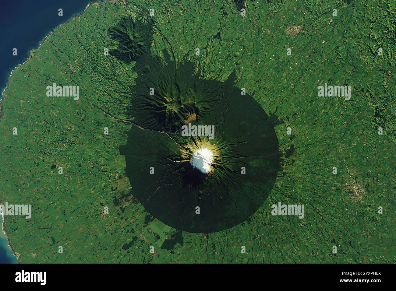 Vista satellitare della conica vetta innevata del Monte Taranaki sull'Isola del Nord della nuova Zelanda. Foto Stock