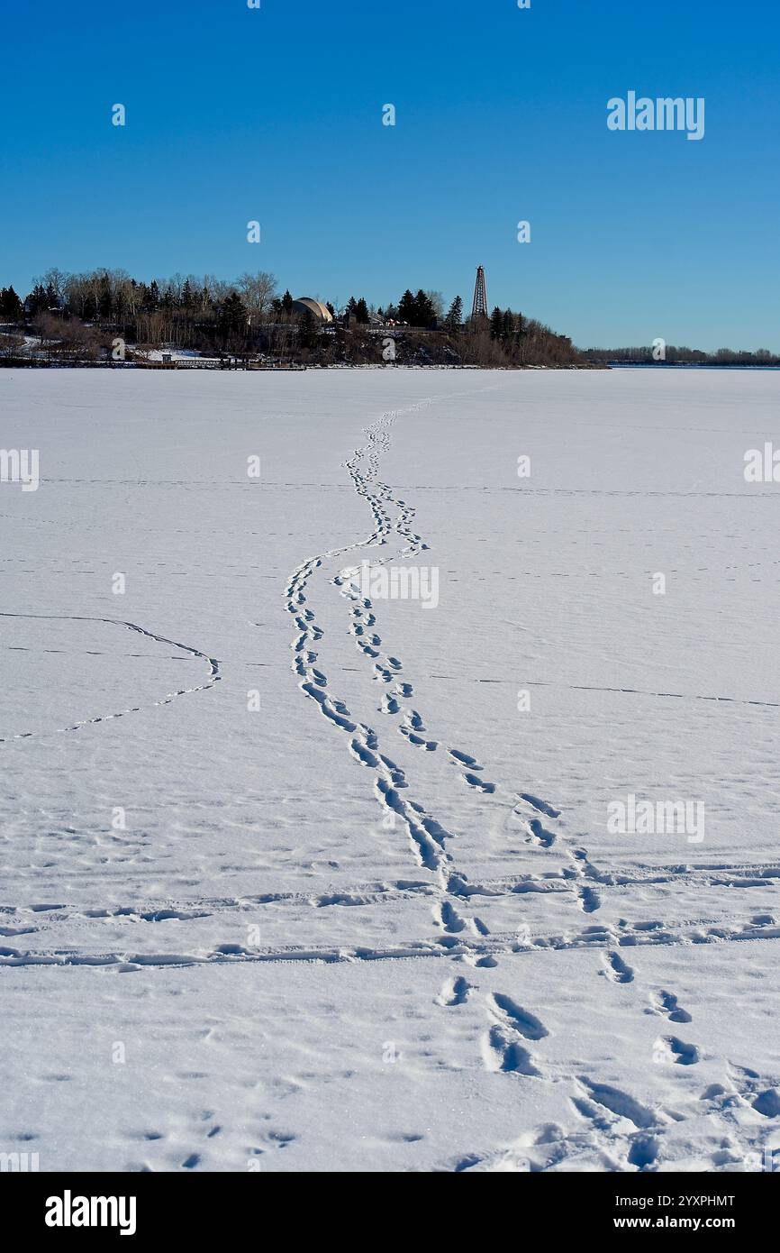 Vista dell'Heritage Park sul lago artificiale Glenmore a Calgary, Alberta, Canada Foto Stock