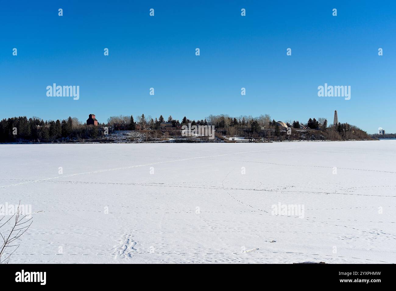 Vista dell'Heritage Park sul lago artificiale Glenmore a Calgary, Alberta, Canada Foto Stock