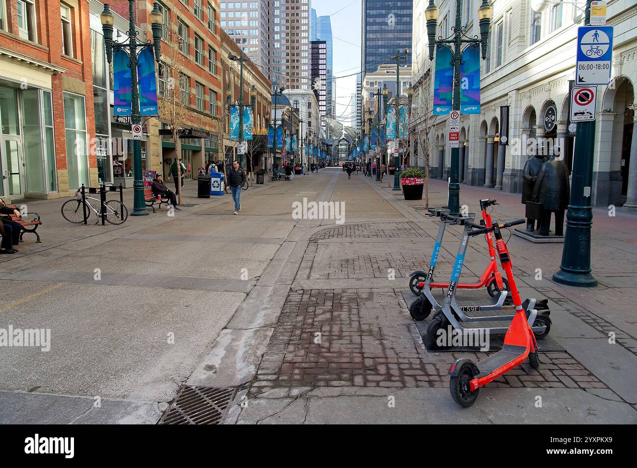 Calgary Canada - 29 dicembre 2023 - strada commerciale nel centro di Calgary (8 Ave SW) Foto Stock