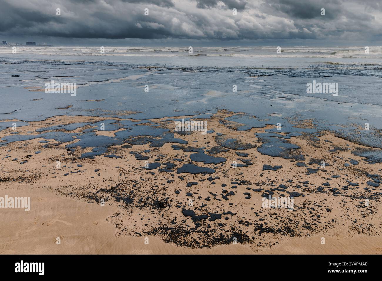 Petrolio in mare dopo un relitto di una petroliera. Spiaggia inquinata da petrolio e carburante Foto Stock