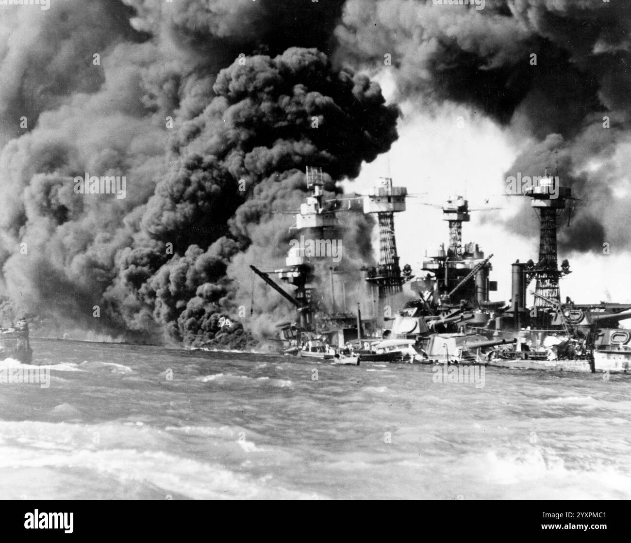 La corazzata USS West Virginia è in fiamme dopo un attacco aereo giapponese a Pearl Harbor. Foto Stock