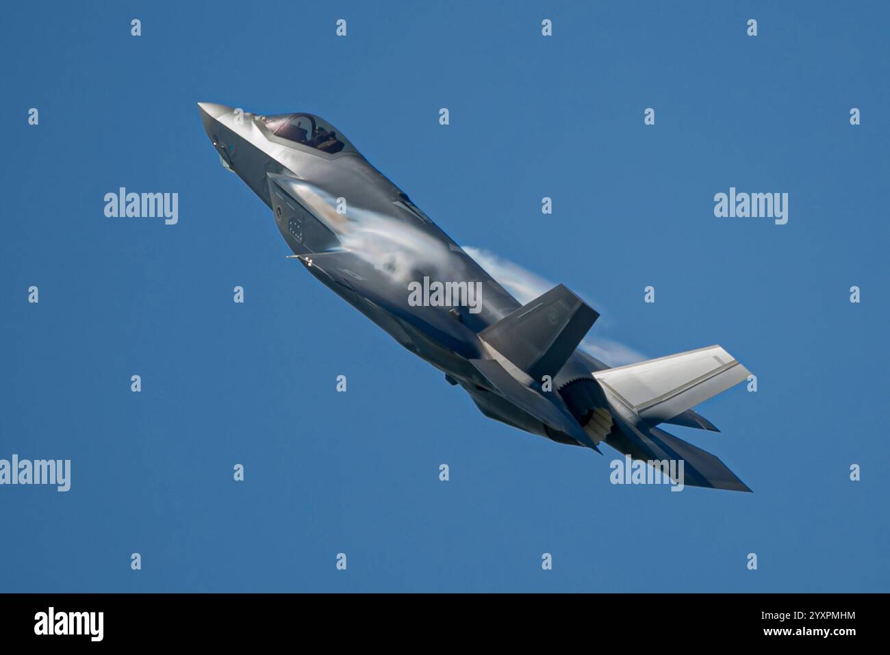 F-35A Lightning della U.S. Air Force contro un cielo blu. Foto Stock