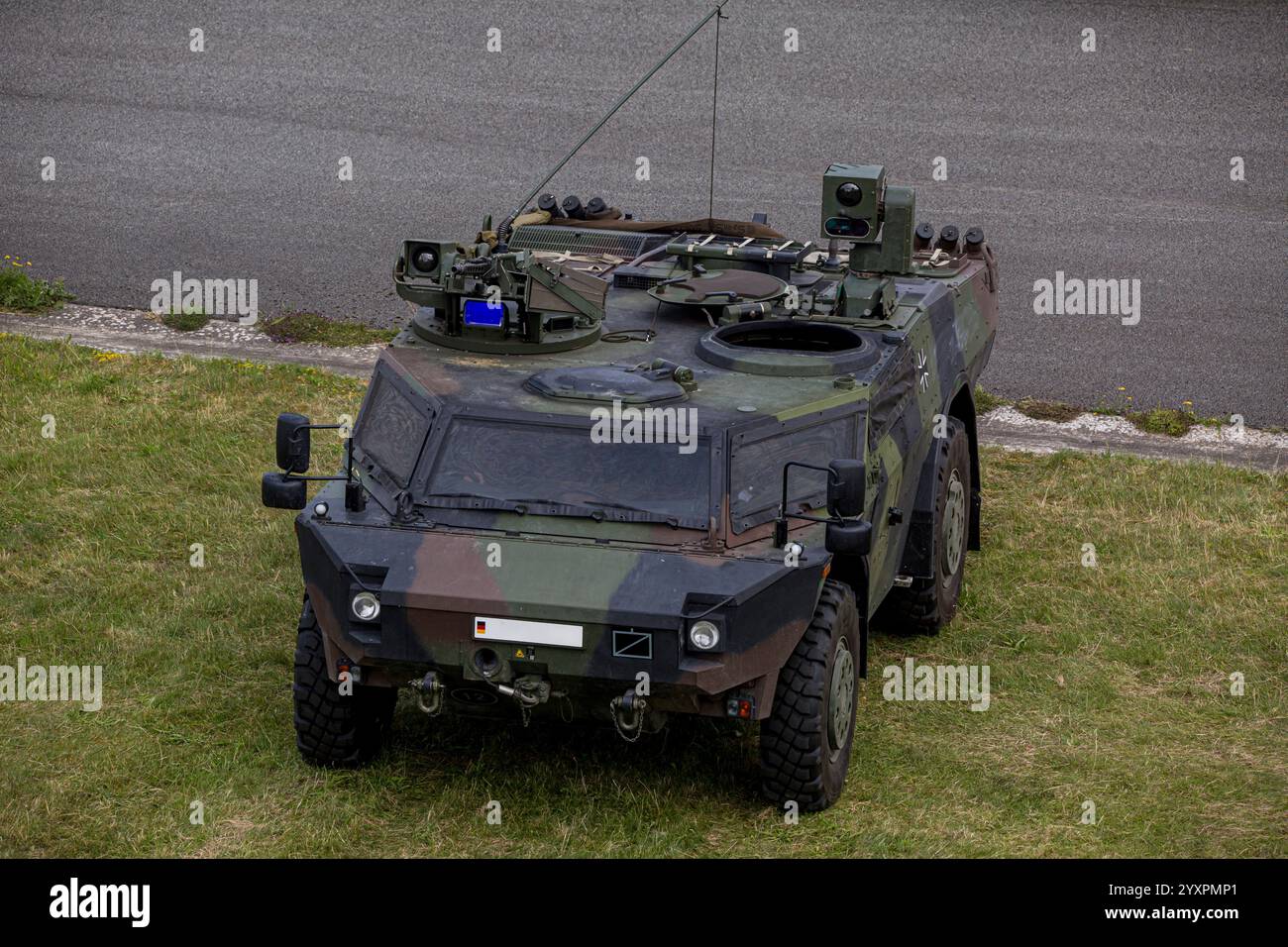 Veicolo da ricognizione armato tedesco Fennek a quattro ruote. Foto Stock