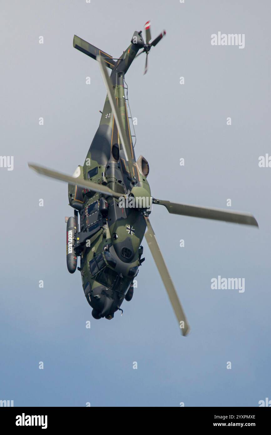 Manovra in elicottero da trasporto dell'esercito tedesco NH-90. Foto Stock