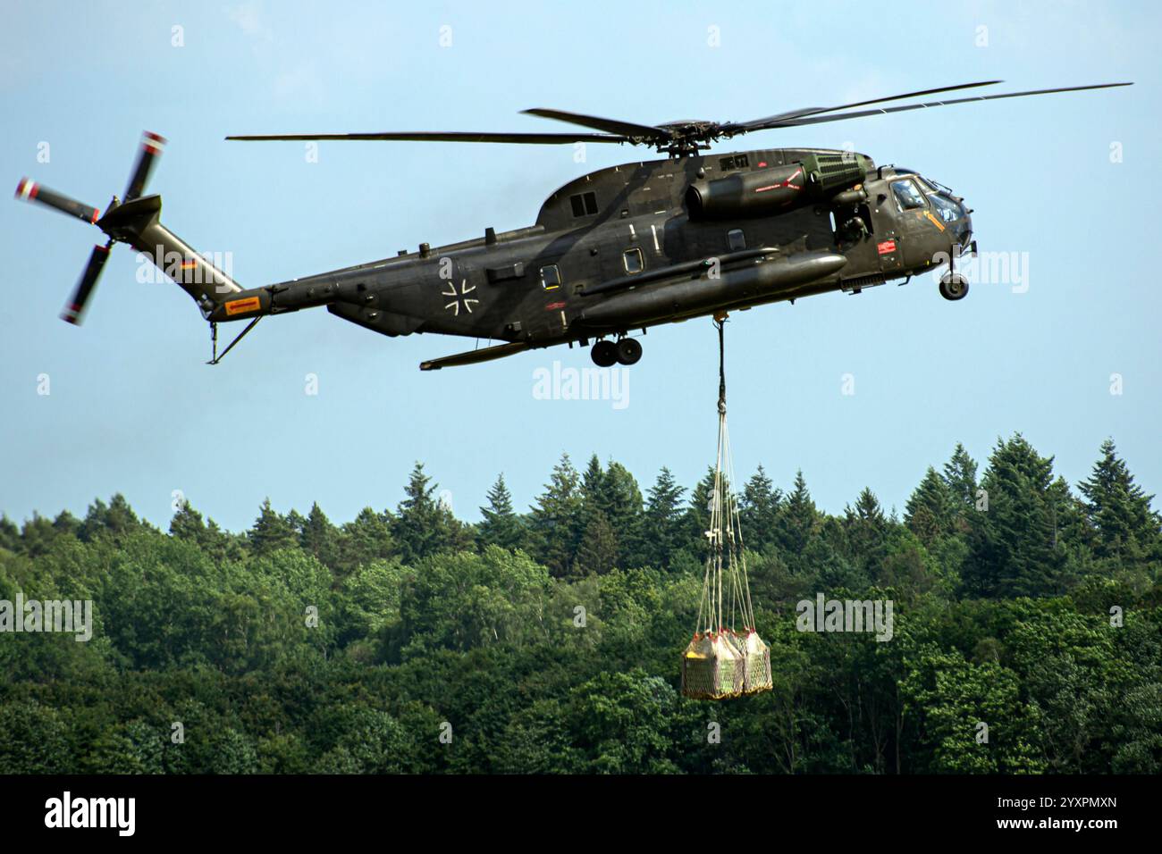 Elicottero da trasporto CH-53GS dell'esercito tedesco con un carico di imbracatura. Foto Stock