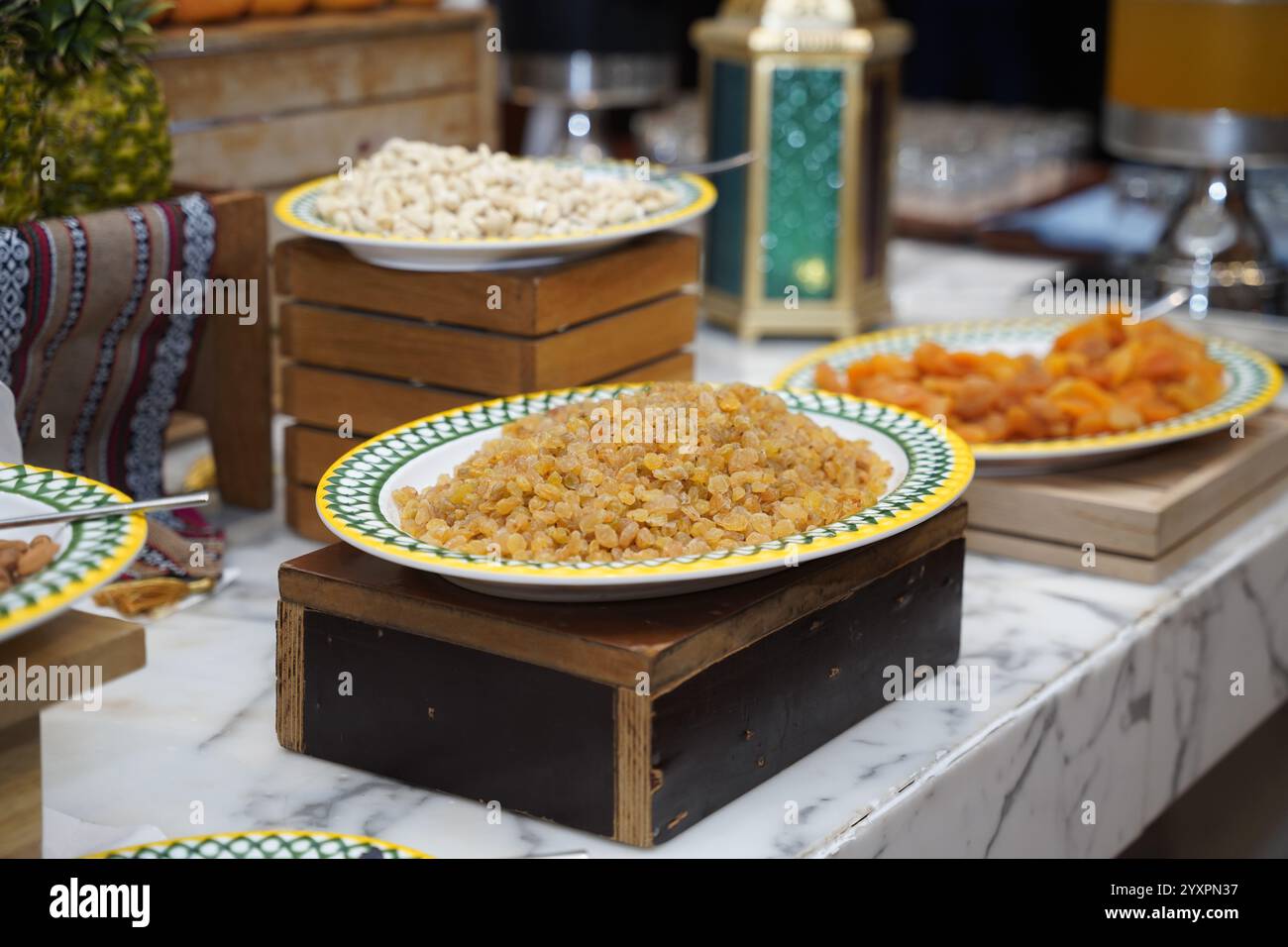 Una deliziosa mostra di dolci tradizionali mediorientali presentati elegantemente su piatti decorativi, mettendo in risalto le ricche consistenze e sapori Foto Stock