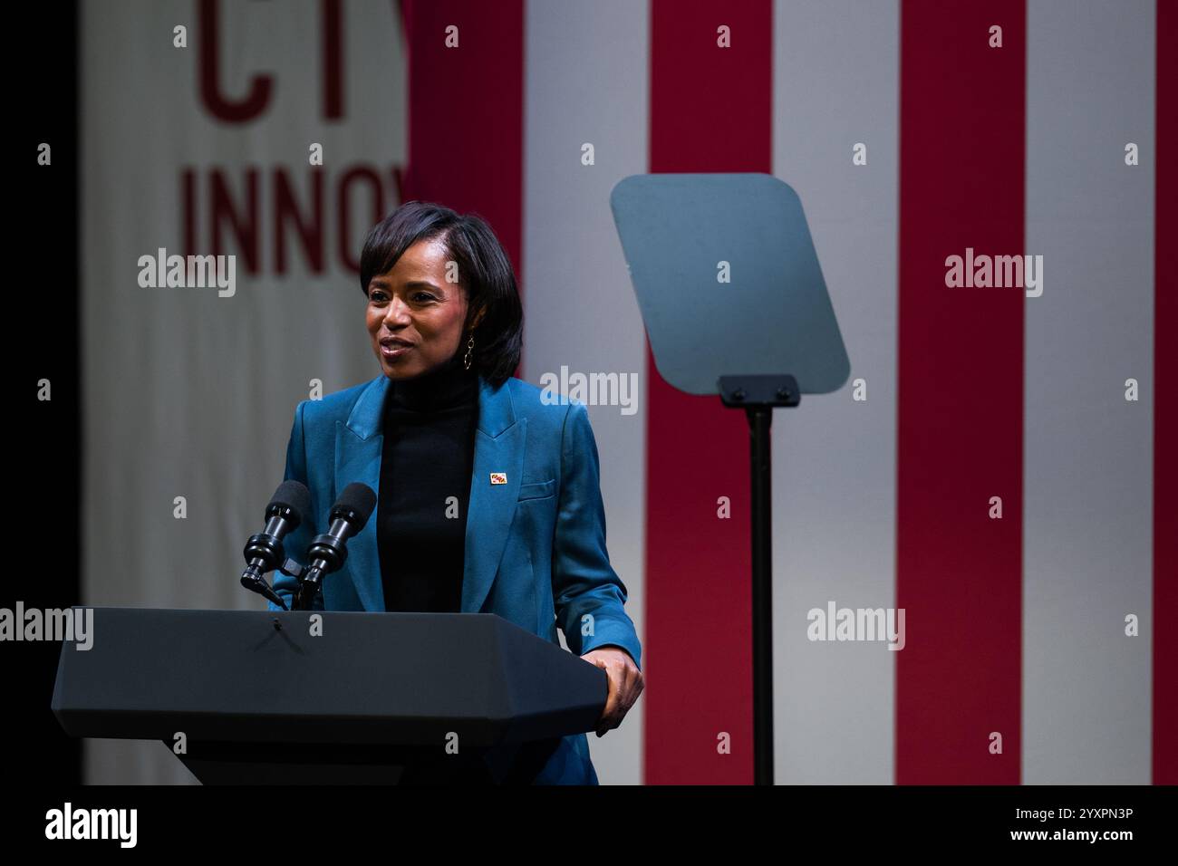 Largo, Stati Uniti. 17 dicembre 2024. La senatrice eletta Angela Alsobrooks, D-MD pronuncia le sue osservazioni davanti al vicepresidente degli Stati Uniti Kamala Harris in occasione di un evento per giovani leader al Prince George's County Community College di largo, Maryland, martedì 17 dicembre 2024. Foto di Annabelle Gordon/UPI. Crediti: UPI/Alamy Live News Foto Stock