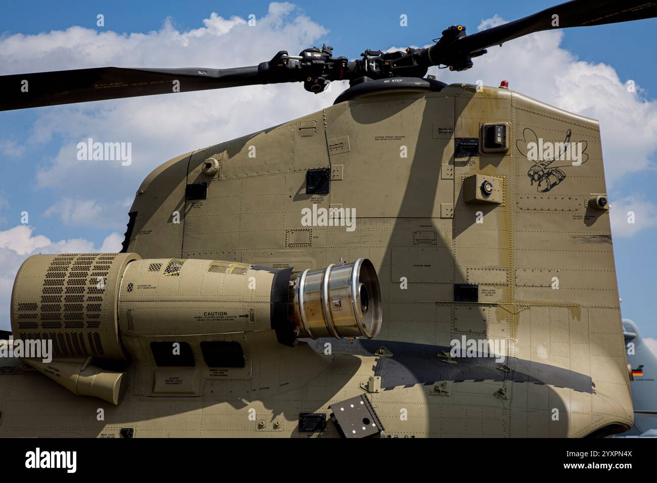 Coda e dettaglio del motore di un CH-47F della Royal Netherlands Air Force. Foto Stock