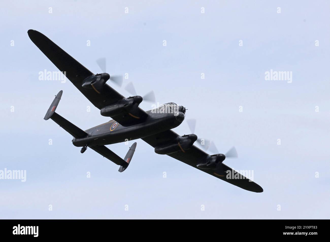 Bombardiere Lancaster della Royal Air Force durante la seconda guerra mondiale in volo. Foto Stock