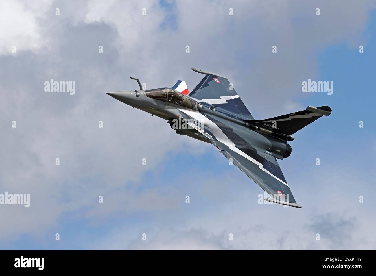 Un aereo da caccia Rafale dell'Aeronautica militare francese in volo. Foto Stock