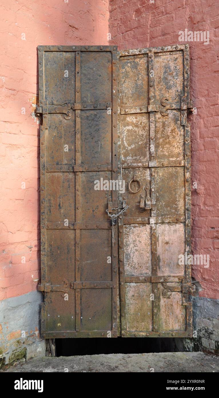 Una vecchia porta in acciaio, con maniglie e bulloni. Foto Stock