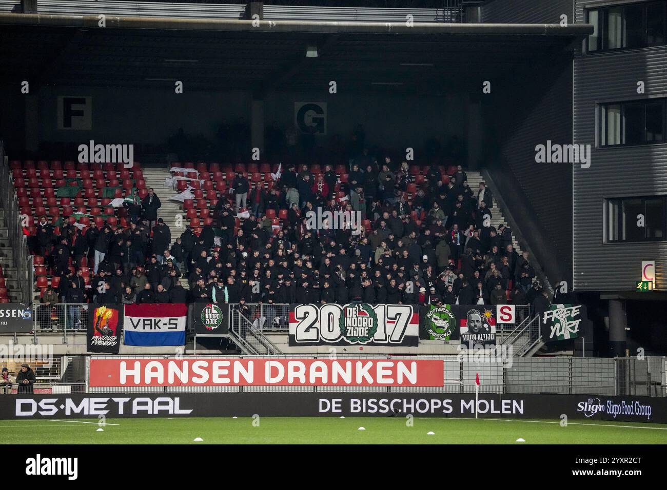 Maastricht, Paesi Bassi. 17 dicembre 2024. Maastricht - tifosi del Feyenoord durante il secondo round della KNVB Beker 2024/2025, la coppa nazionale olandese. La partita è ambientata tra MVV Maastricht e Feyenoord allo Stadion De Geusselt il 17 dicembre 2024 a Maastricht, nei Paesi Bassi. Credito: Foto Box to Box/Alamy Live News Foto Stock