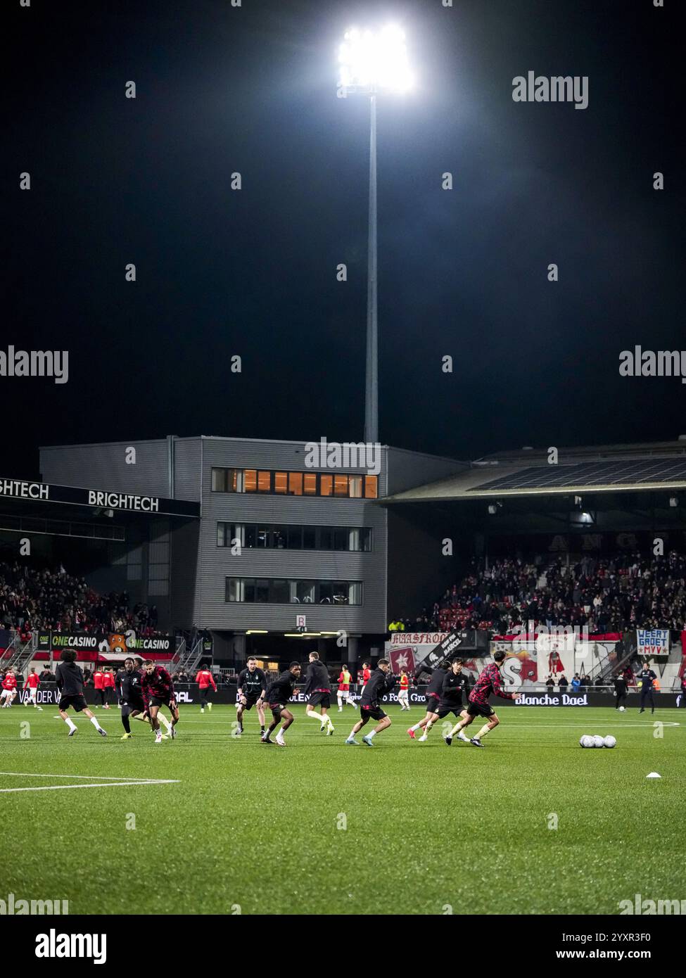 Maastricht, Paesi Bassi. 17 dicembre 2024. Maastricht - Panoramica dello stadio durante il secondo turno del KNVB Beker 2024/2025, la coppa nazionale olandese. La partita è ambientata tra MVV Maastricht e Feyenoord allo Stadion De Geusselt il 17 dicembre 2024 a Maastricht, nei Paesi Bassi. Credito: Foto Box to Box/Alamy Live News Foto Stock