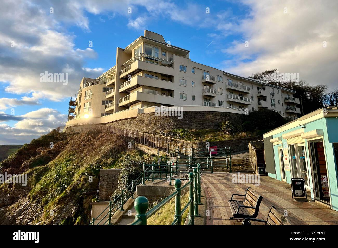 Gli imponenti appartamenti sulla scogliera di Osborne presso Rotherslade Bay. Rotherslade, Swansea, Galles, Regno Unito. 10 dicembre 2024. - Immagine stock catturata con smartphone