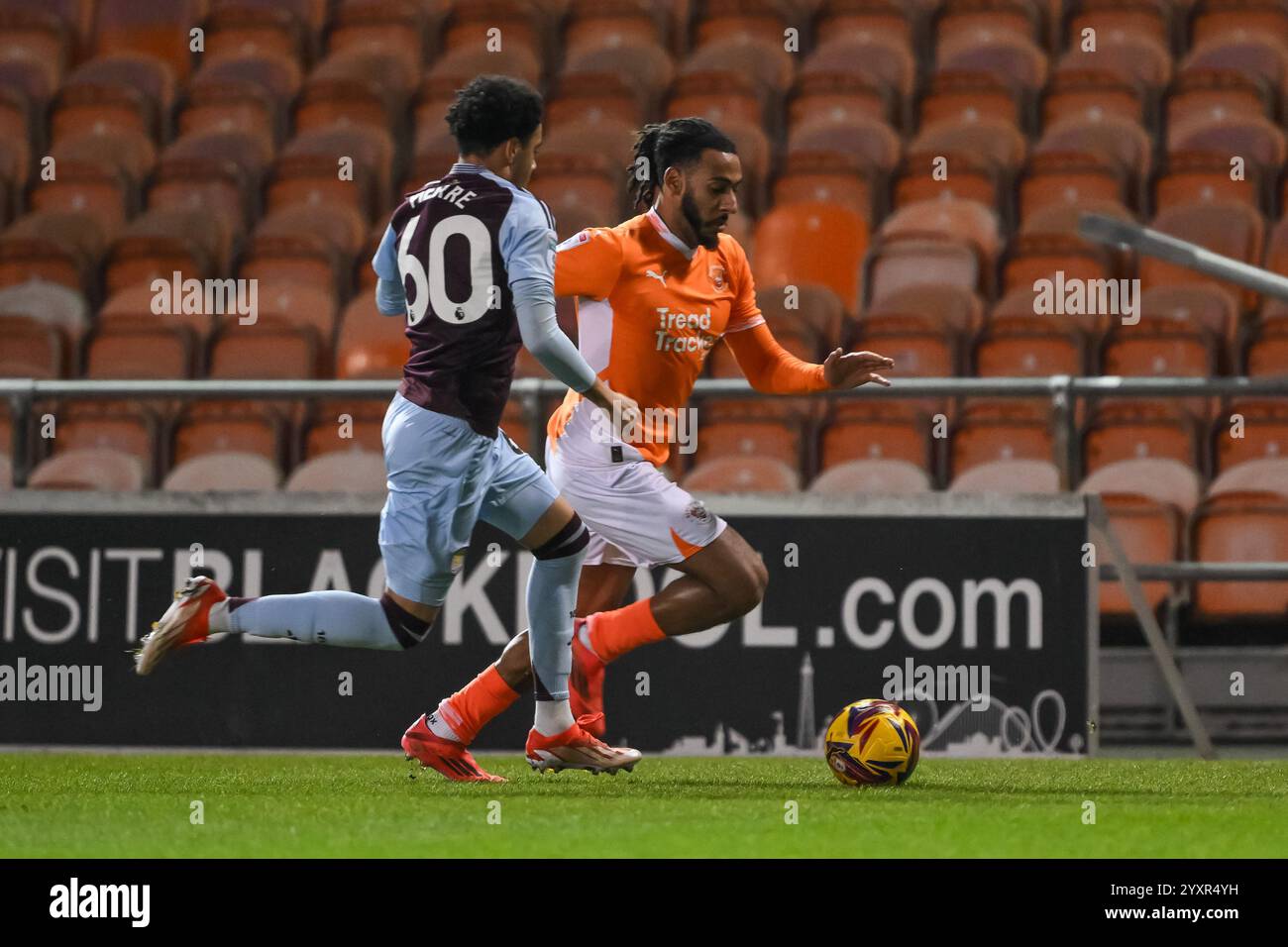 Dom Thompson di Blackpool fa una pausa con il pallone durante il Vertu Trophy Match Blackpool vs Aston Villa U21 a Bloomfield Road, Blackpool, Regno Unito, 17 dicembre 2024 (foto di Craig Thomas/News Images) in, il 12/17/2024. (Foto di Craig Thomas/News Images/Sipa USA) credito: SIPA USA/Alamy Live News Foto Stock