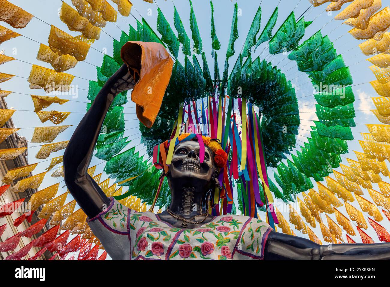 Il giorno della scultura morta e le tradizionali bandiere di carta perforata. Oaxaca, Messico Foto Stock