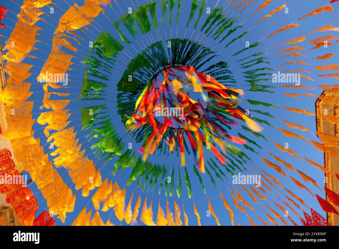 Giorno dei morti tradizionali bandiere di carta perforata. Oaxaca, Messico Foto Stock
