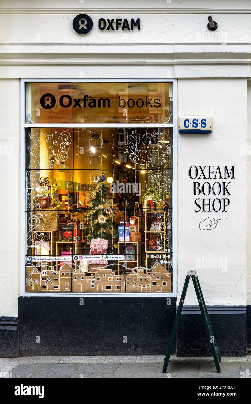 Vetrina Oxfam Book Shop a Christmas, Royal Exchange Square, Glasgow, Scozia, Regno Unito, Europa Foto Stock