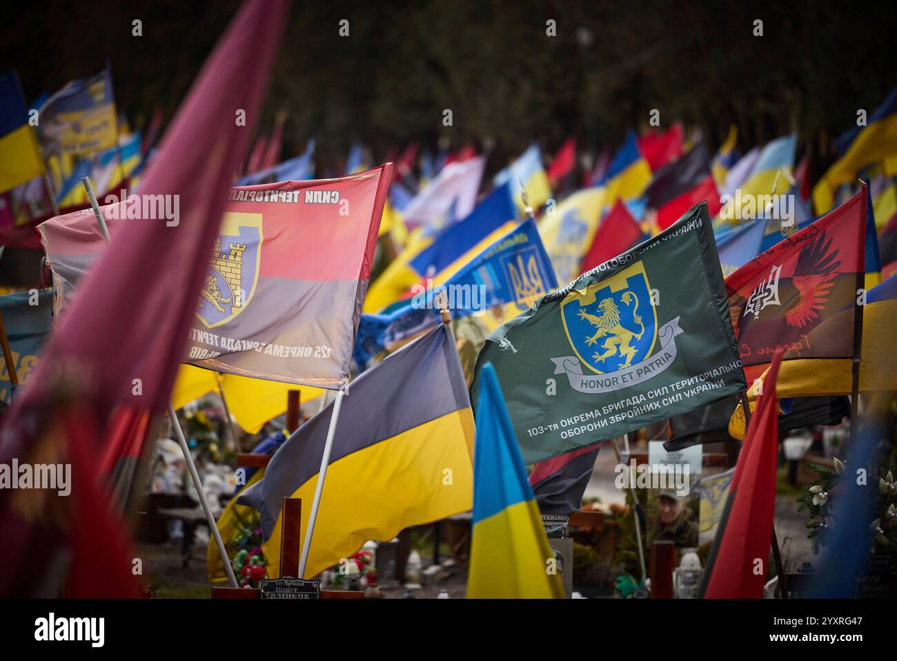 Leopoli, Ucraina. 17 dicembre 2024. Migliaia di bandiere segnano le tombe dei guerrieri caduti sul campo di Marte nel cimitero di Lychakiv, il 17 dicembre 2024 a Leopoli, Ucraina. Credito: Presidenza Ucraina/Ufficio stampa presidenziale ucraino/Alamy Live News Foto Stock