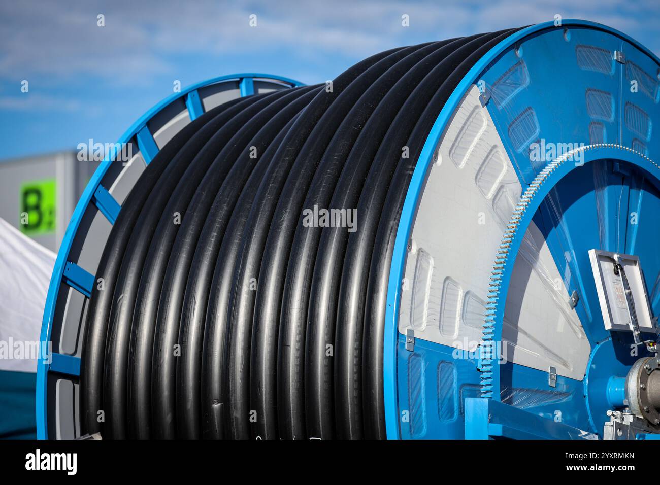 Tubo di irrigazione industriale utilizzato in agricoltura arrotondato su un'enorme serpentina Foto Stock