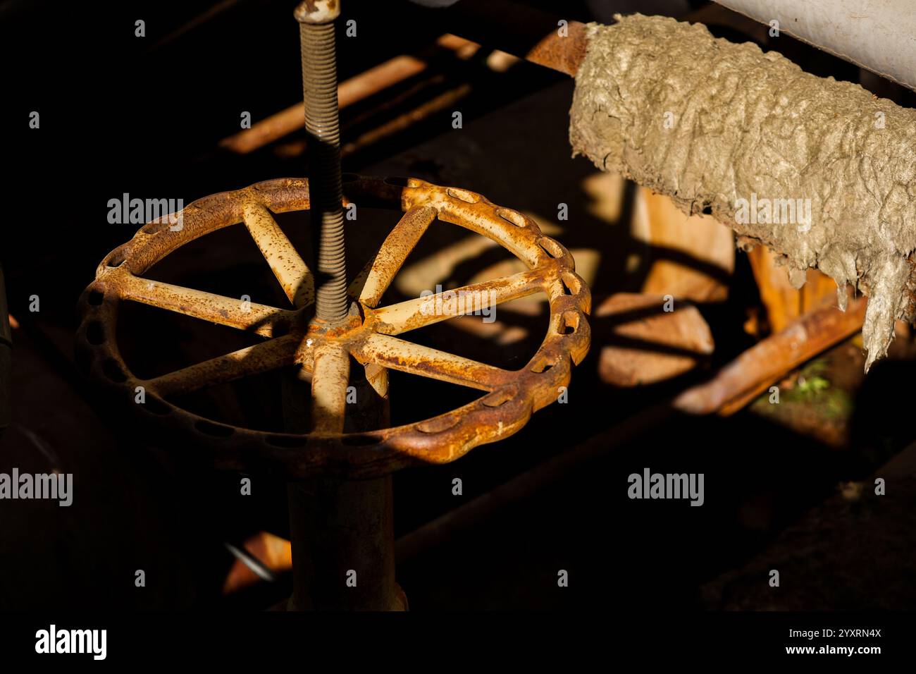 Rubinetto di controllo industriale arrugginito su una tubazione della valvola ad alta pressione Foto Stock