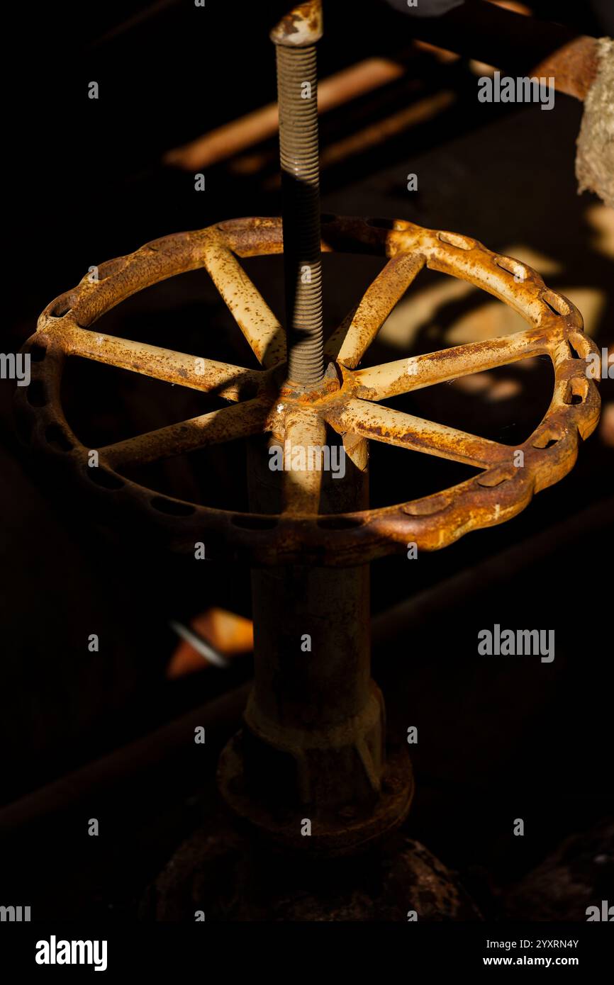 Rubinetto di controllo industriale arrugginito su una tubazione della valvola ad alta pressione Foto Stock