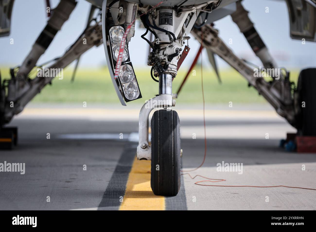 Aerei da caccia in posizione di parcheggio. Dettaglio con carrello di atterraggio. Foto Stock