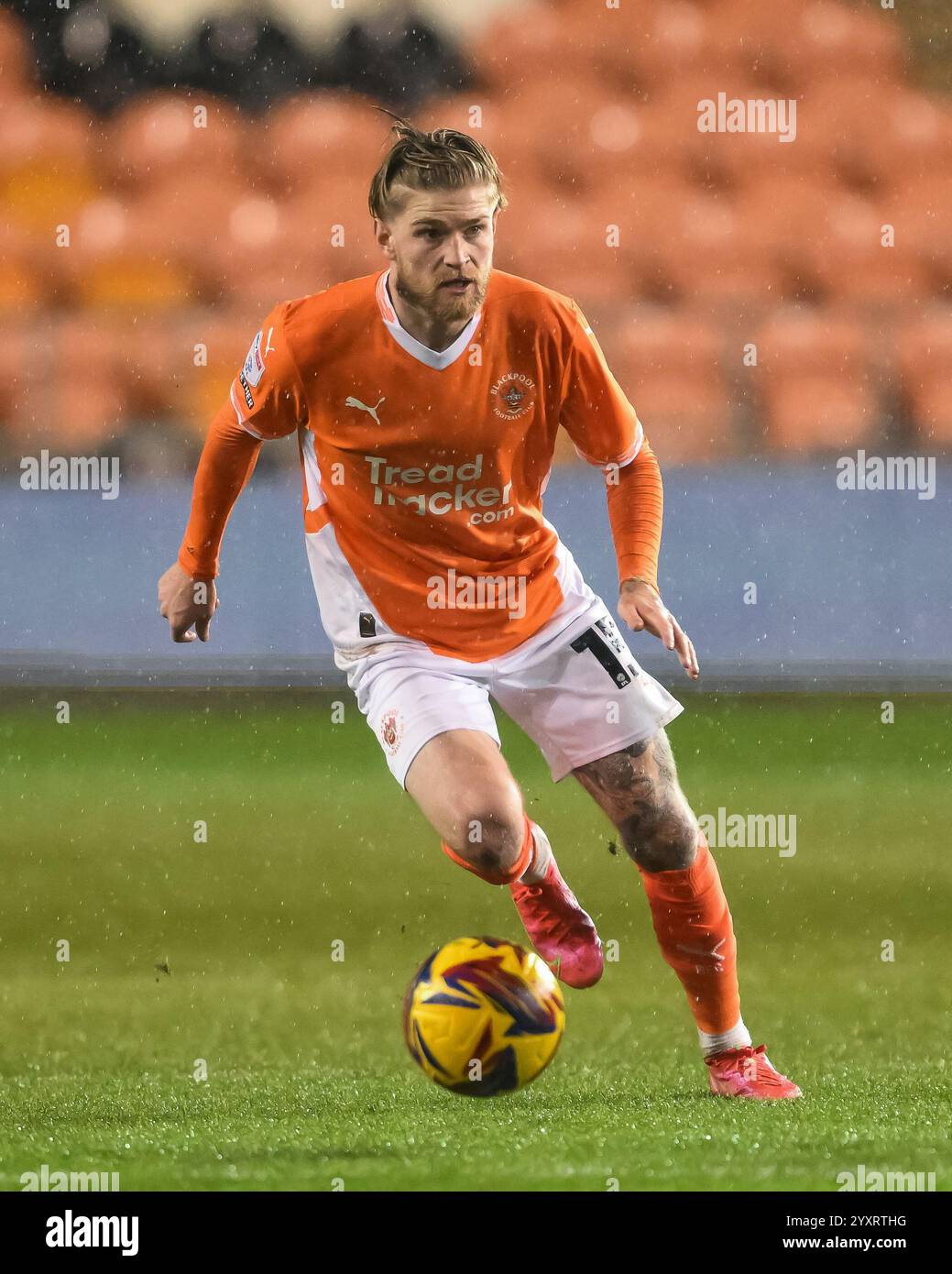 Hayden Coulson di Blackpool fa una pausa con il pallone durante il Vertu Trophy Match Blackpool vs Aston Villa U21 a Bloomfield Road, Blackpool, Regno Unito, 17 dicembre 2024 (foto di Craig Thomas/News Images) in, il 12/17/2024. (Foto di Craig Thomas/News Images/Sipa USA) credito: SIPA USA/Alamy Live News Foto Stock