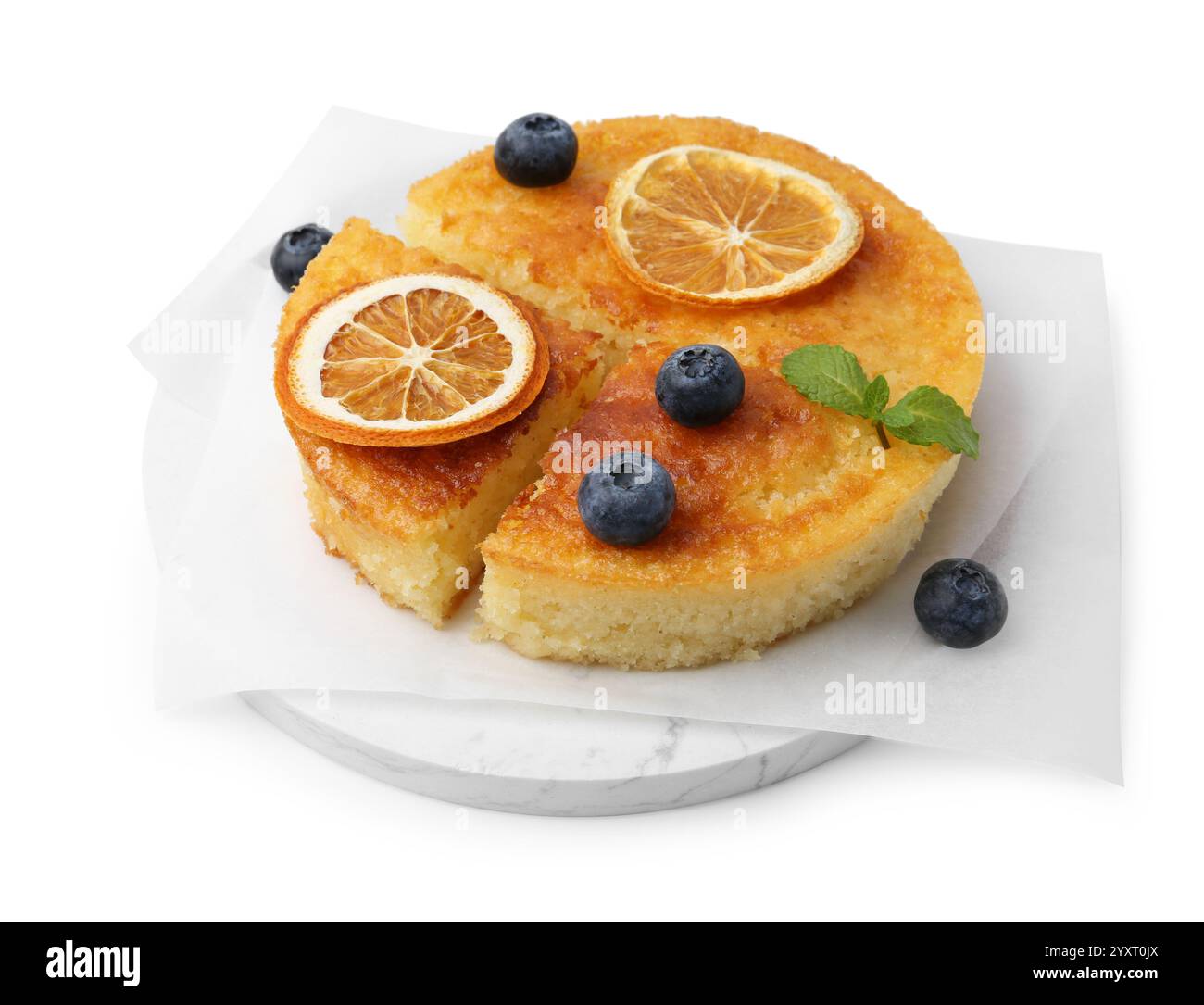 Gustosa torta di semola fatta in casa con mirtilli isolati su bianco Foto Stock