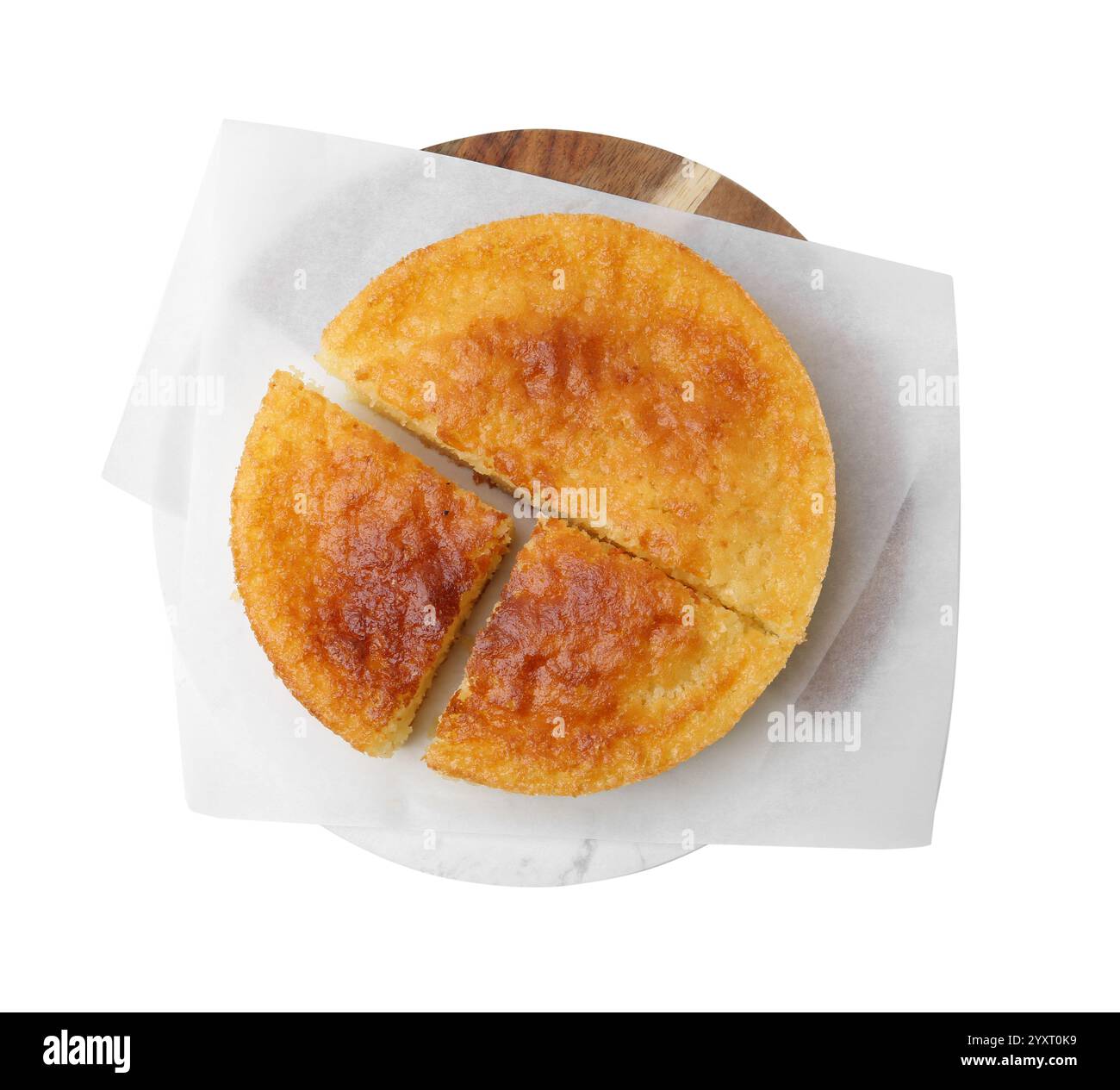 Gustosa torta di semola fatta in casa isolata sul bianco, vista dall'alto Foto Stock