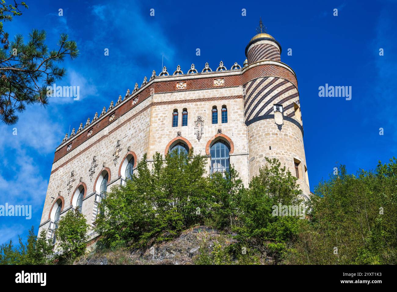 La facciata in stile moresco del Castello di Rocchetta Mattei nei pressi di Riola nel comune di Grizzana Morandi, nell'Emilia-Romagna Foto Stock