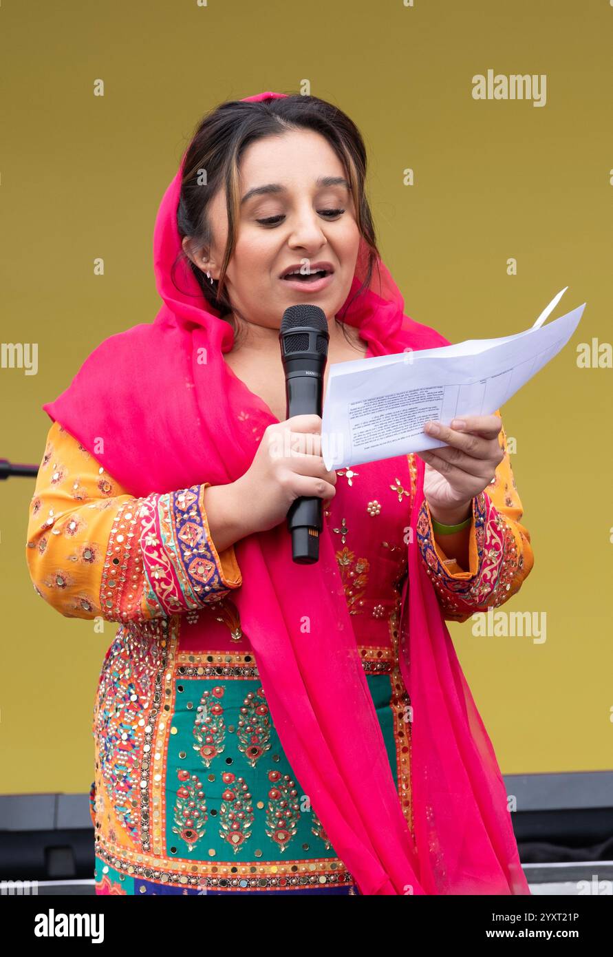 Shani Dhanda presenta al Vaisakhi Festival in Trafalgar Square, l'evento che celebra la cultura Sikh e il tradizionale raccolto primaverile. Foto Stock