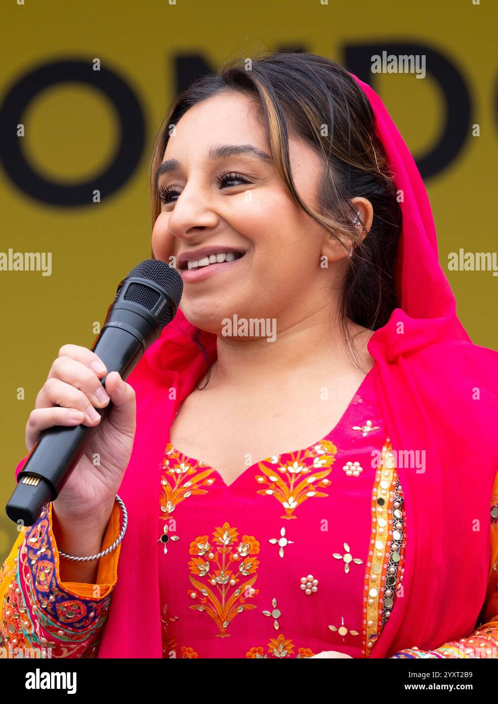 Shani Dhanda presenta al Vaisakhi Festival in Trafalgar Square, l'evento che celebra la cultura Sikh e il tradizionale raccolto primaverile. Foto Stock