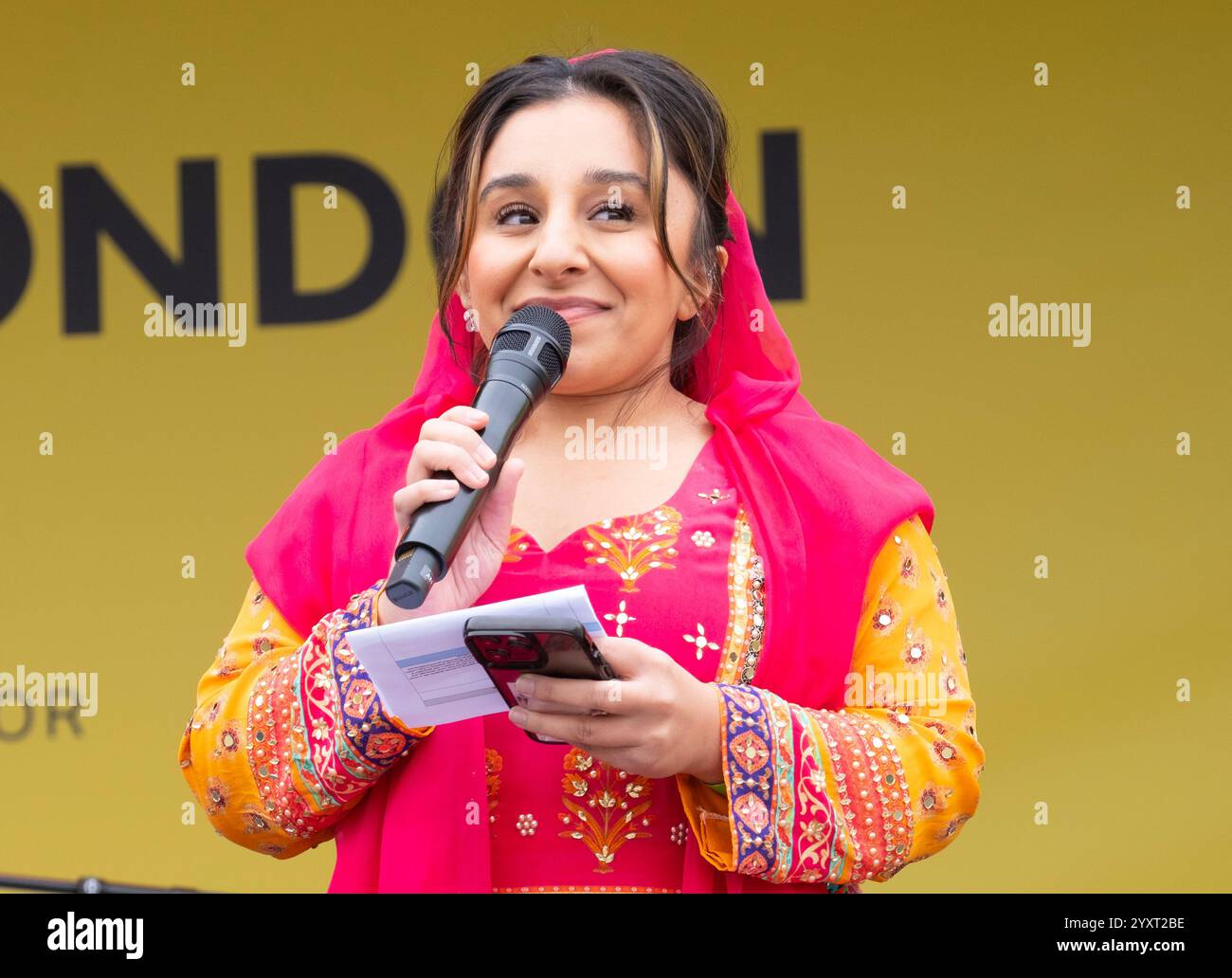 Shani Dhanda presenta al Vaisakhi Festival in Trafalgar Square, l'evento che celebra la cultura Sikh e il tradizionale raccolto primaverile. Foto Stock