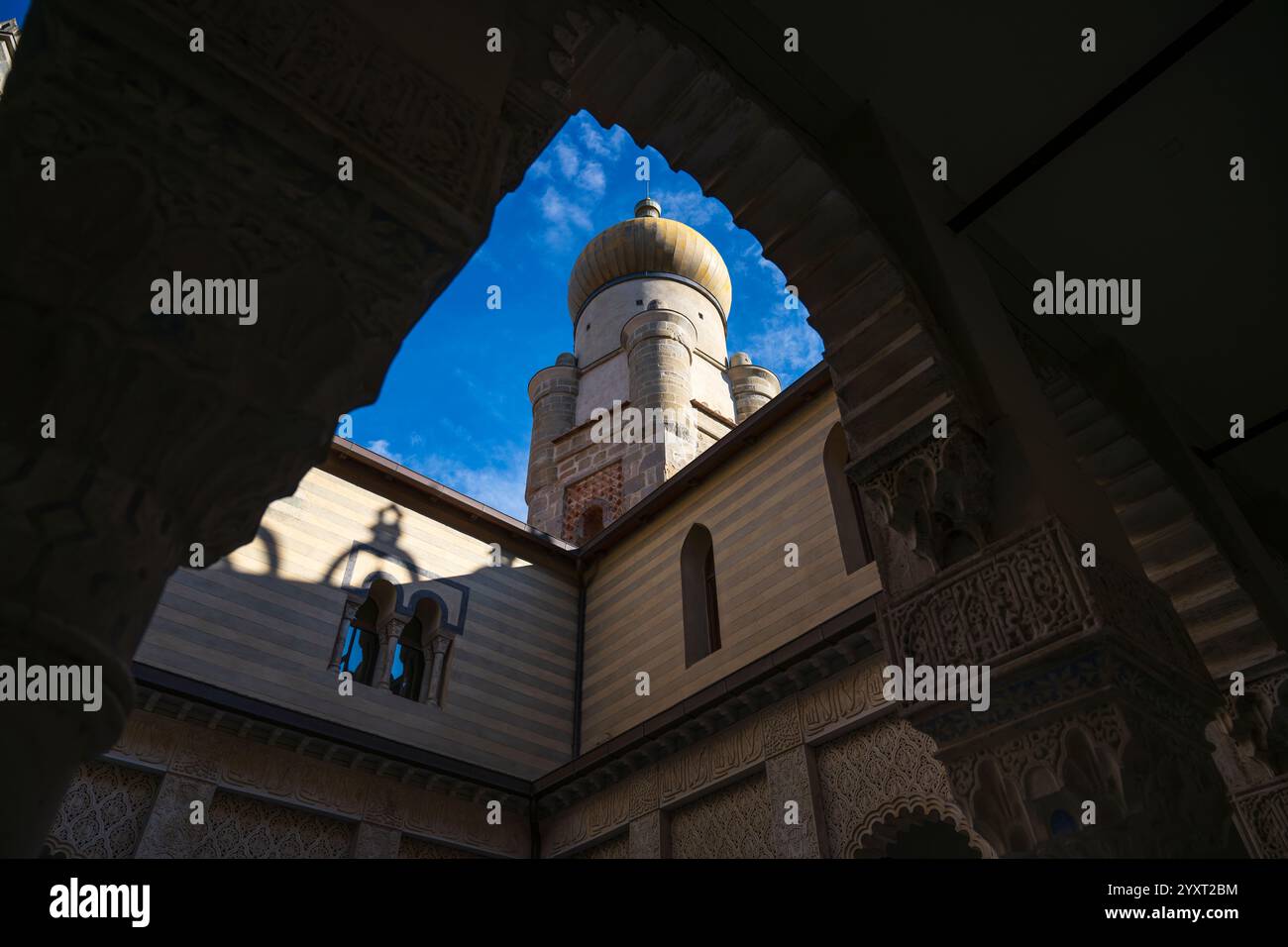 Vista dal cortile dei Leoni nel Castello di Rocchetta Mattei vicino a Riola, nell'Emilia-Romagna, nell'Italia settentrionale Foto Stock