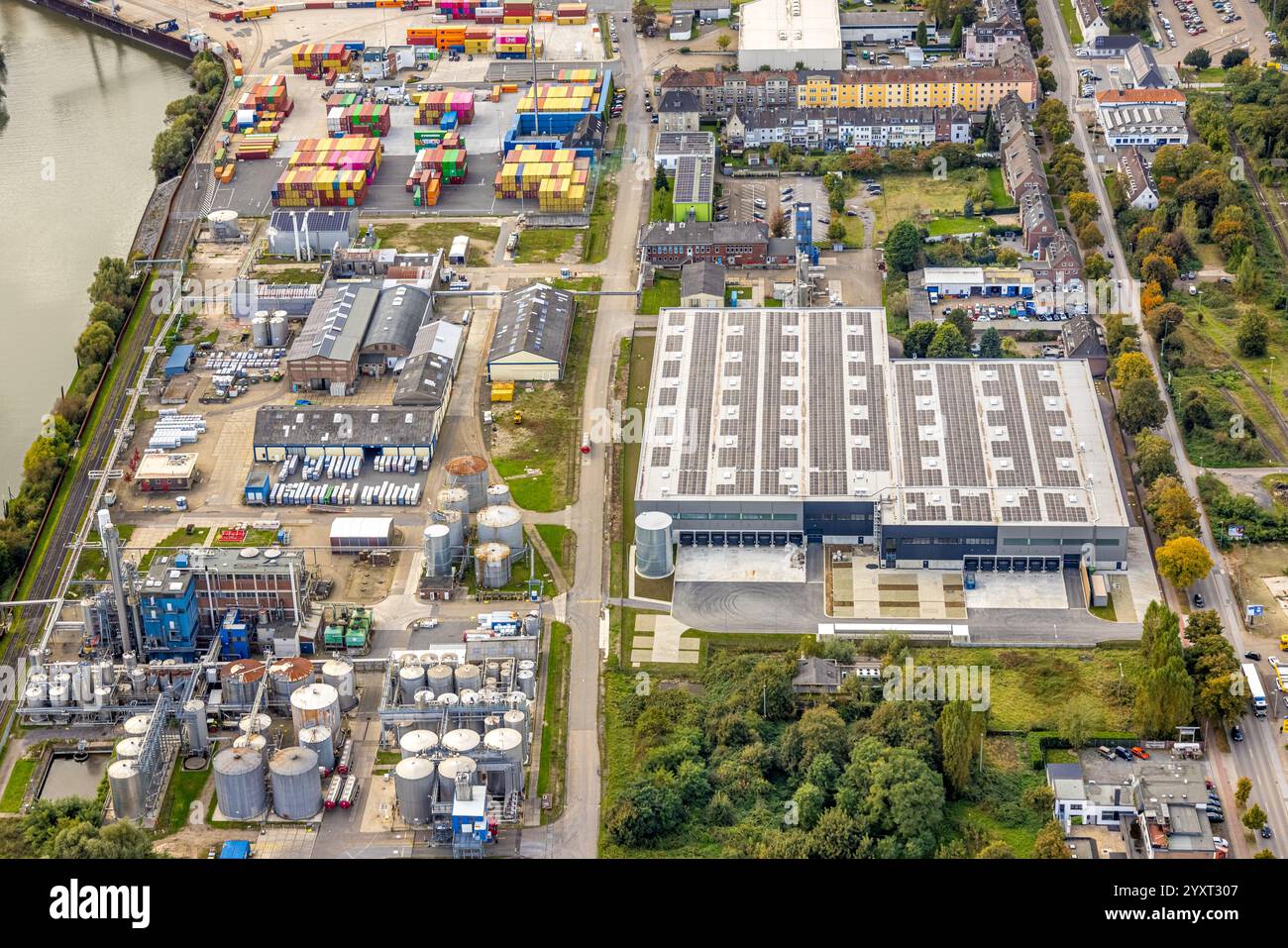 Vista aerea, impianto chimico Oleon Emmerich, nuovo complesso con tetto solare su Reeser Strasse, cliente Hillwood Frankfurt, Emmerich, Emmerich am Rhein Foto Stock